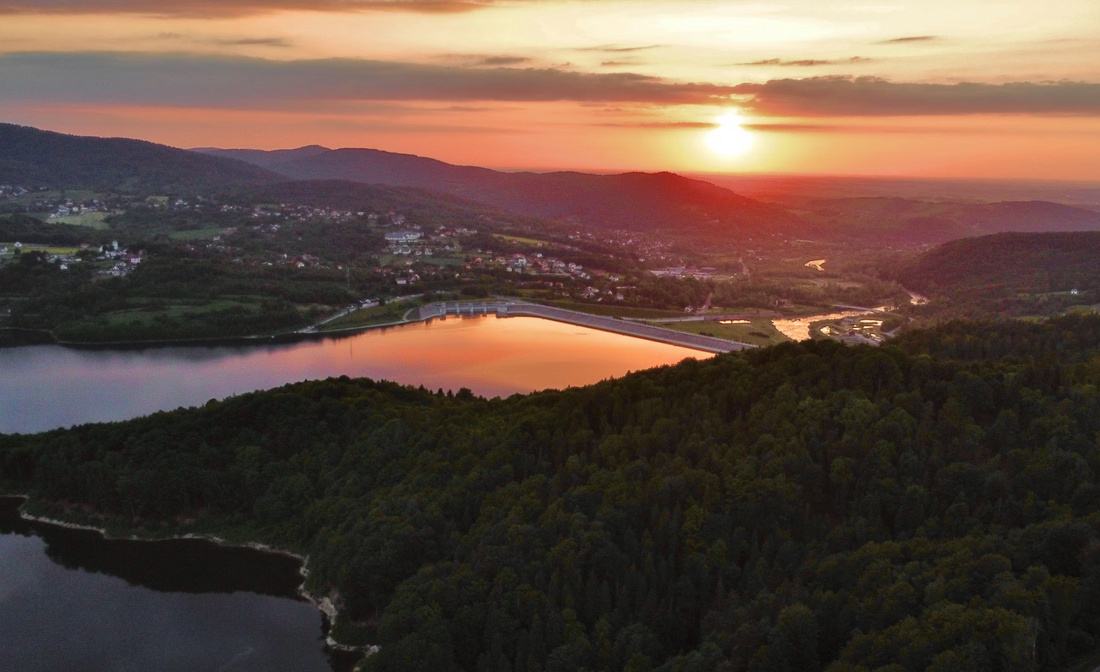 High-angle view of the Świnna Poręba dam and Lake Mucharskie from a cycling route.